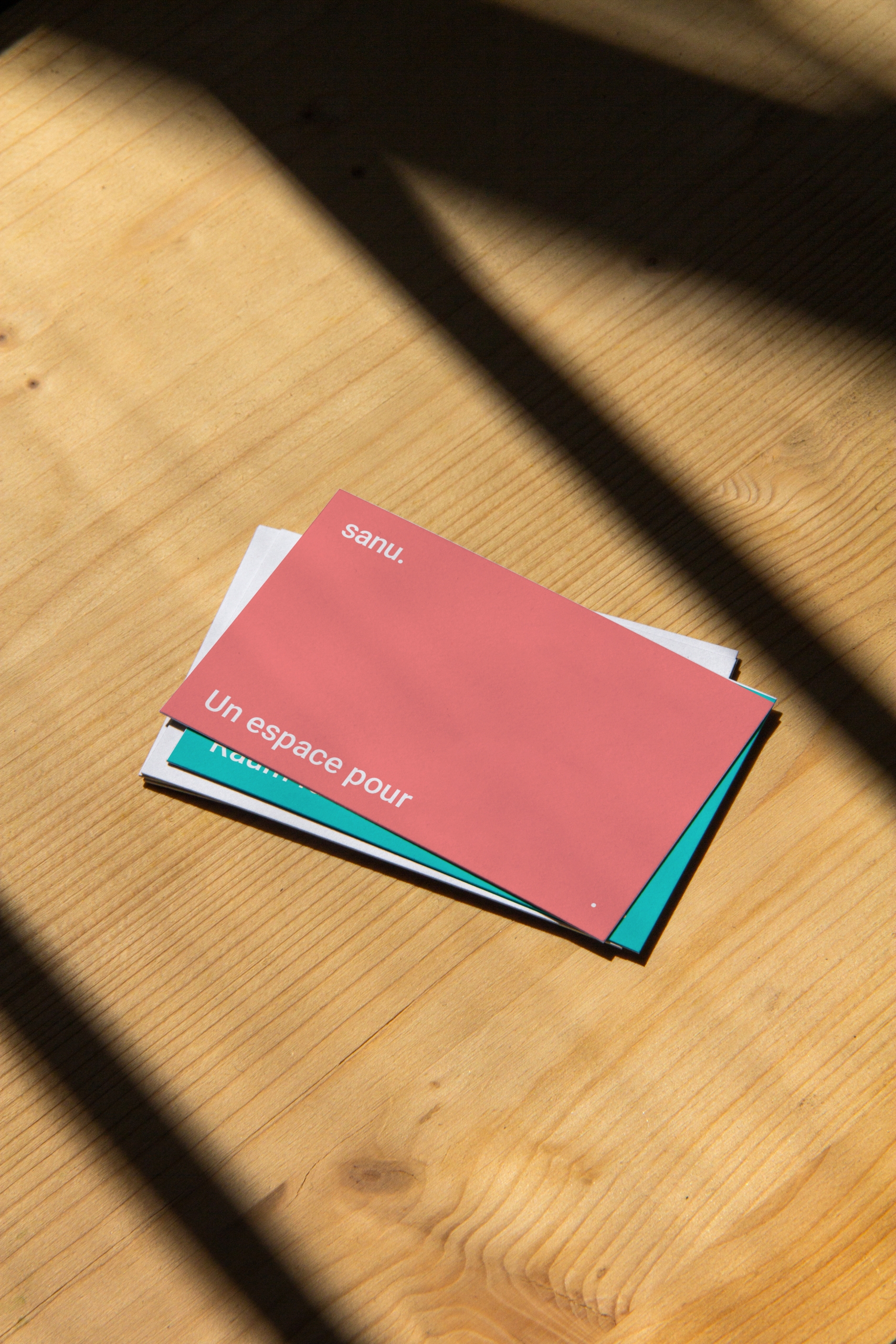 Ein Stapel Visitenkarten im neuen Farbkonzept.