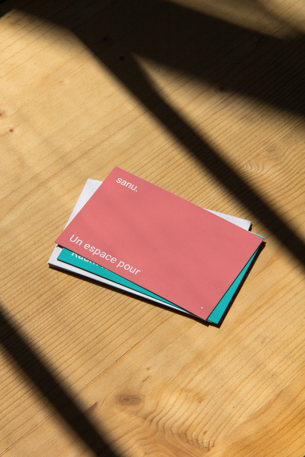 Ein Stapel Visitenkarten im neuen Farbkonzept.